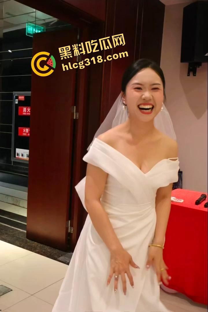 曝光济南人妻母狗群P狂魔『闫冰倩』被7个男人轮番操3P十几次,精液洗澡都洗不干净!-1