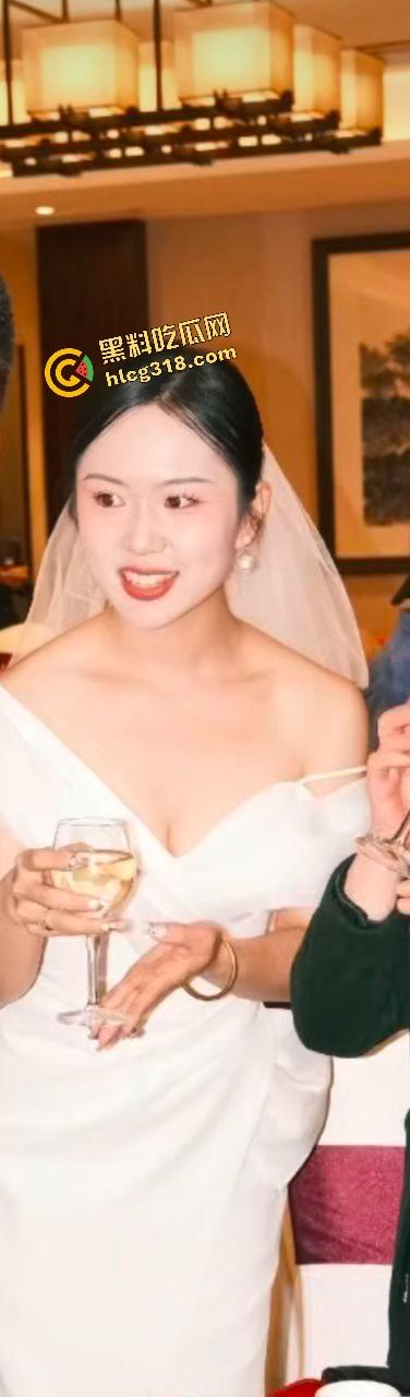 曝光济南人妻母狗群P狂魔『闫冰倩』被7个男人轮番操3P十几次,精液洗澡都洗不干净!-3