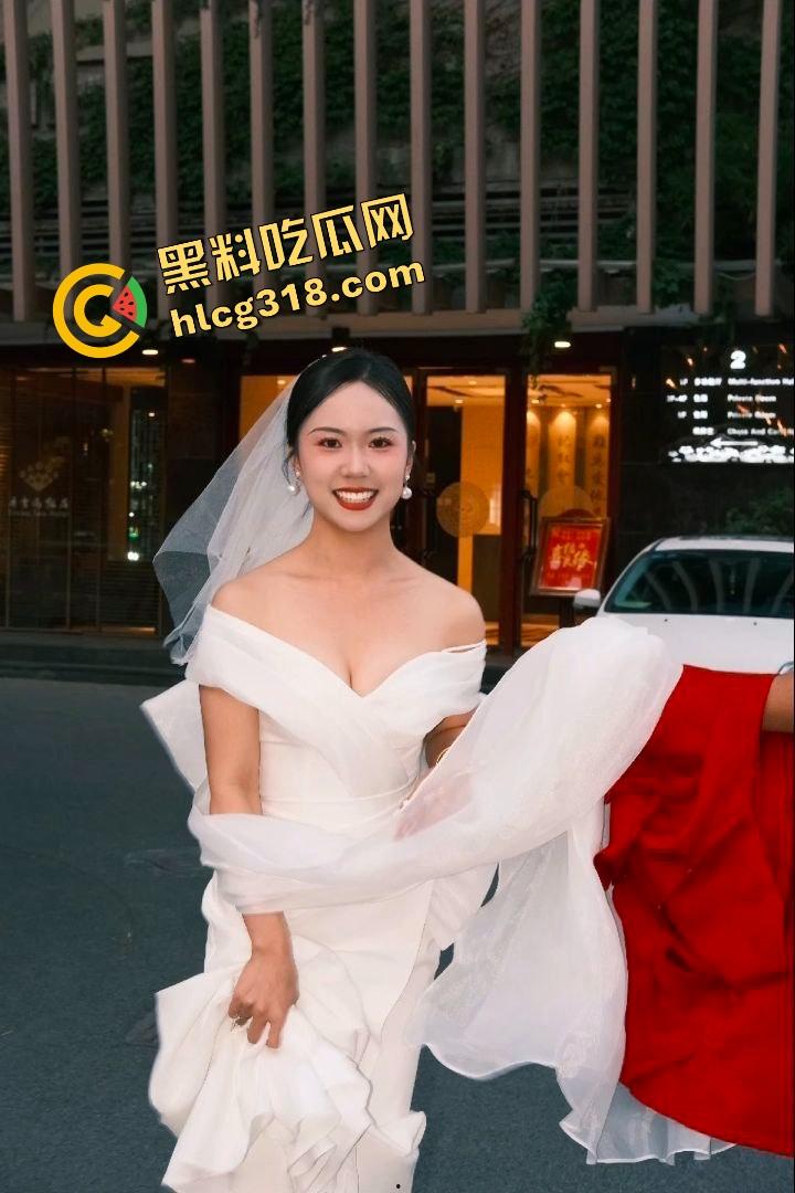 曝光济南人妻母狗群P狂魔『闫冰倩』被7个男人轮番操3P十几次,精液洗澡都洗不干净!-4