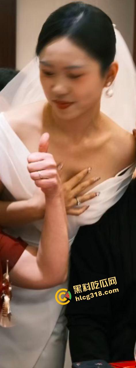 曝光济南人妻母狗群P狂魔『闫冰倩』被7个男人轮番操3P十几次,精液洗澡都洗不干净!-5