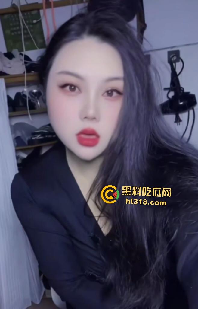 BBW博主【魅兰】大奶人妻裸舞炸裂!开档黑丝巨臀怼镜,屁眼夹钻还没操就淫液狂流!-1