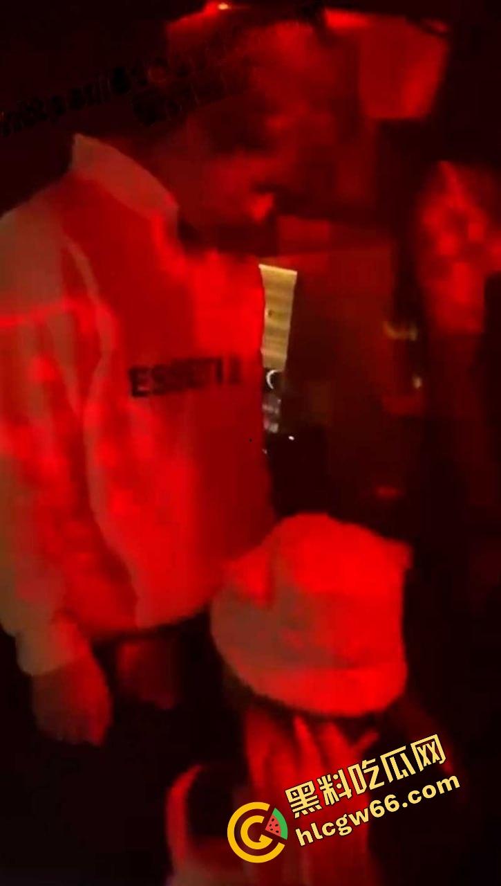 江西精神小妹在酒吧大厅被灌醉玩到失控,含着鸡巴跪地在大厅口爆,卡座当场脱裤子玩3P!-11