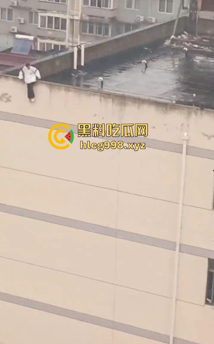 大哥临危不乱,消防队还在路上,徒手拯救跳楼女孩,你是哪里来的神仙!-4