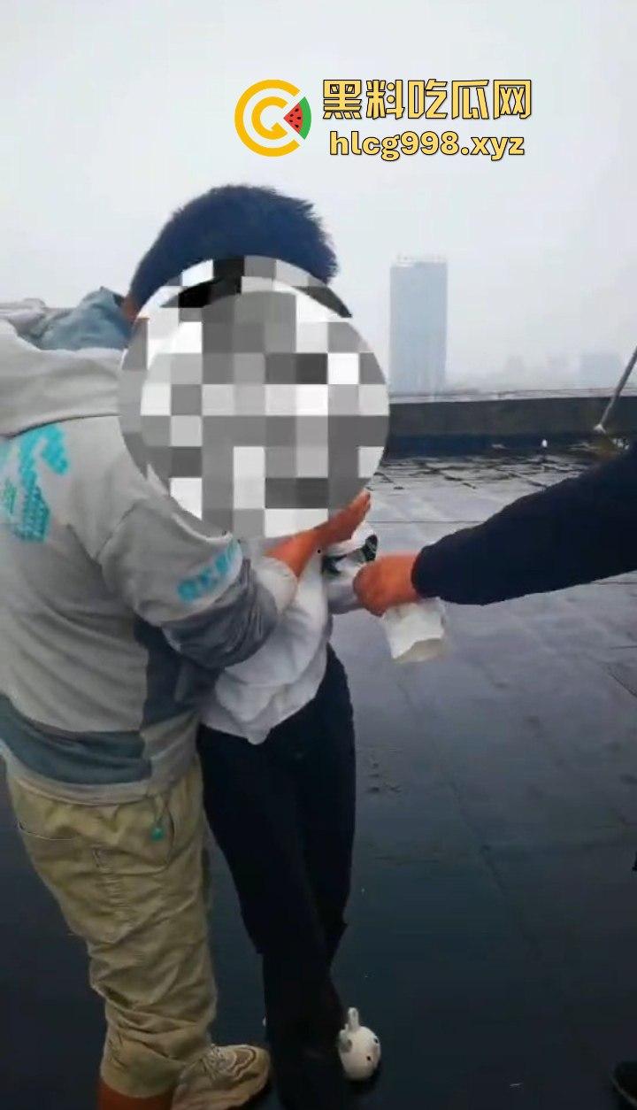 大哥临危不乱,消防队还在路上,徒手拯救跳楼女孩,你是哪里来的神仙!-7