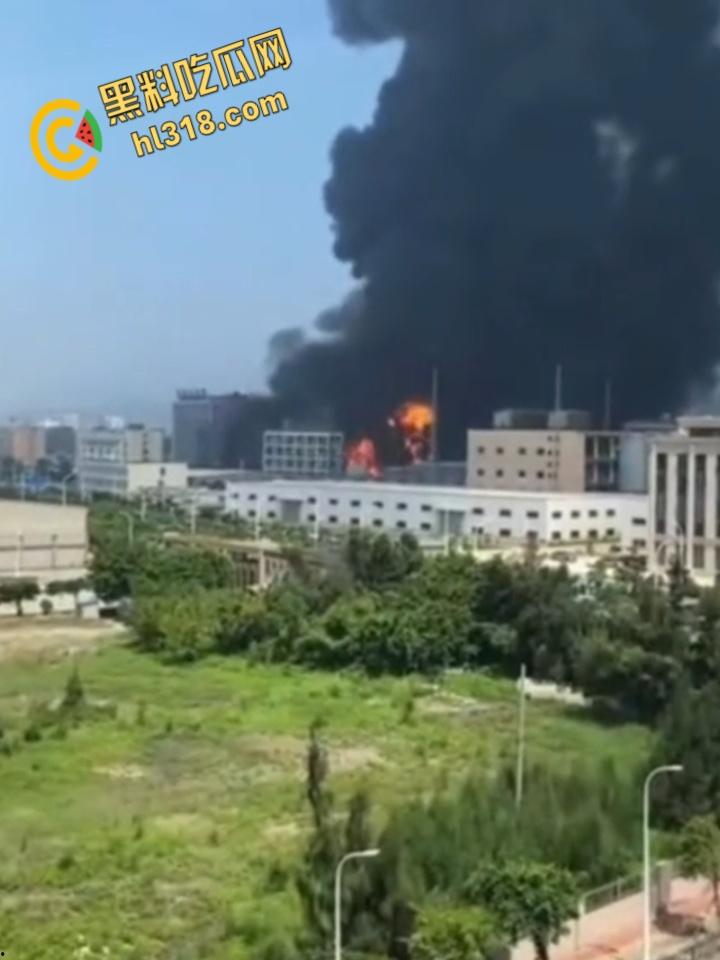 福清厂房大火黑烟吞没半城,黑烟冲天形势严峻,消防硬汉玩命压火硬刚,黑烟抢救零伤亡!-11