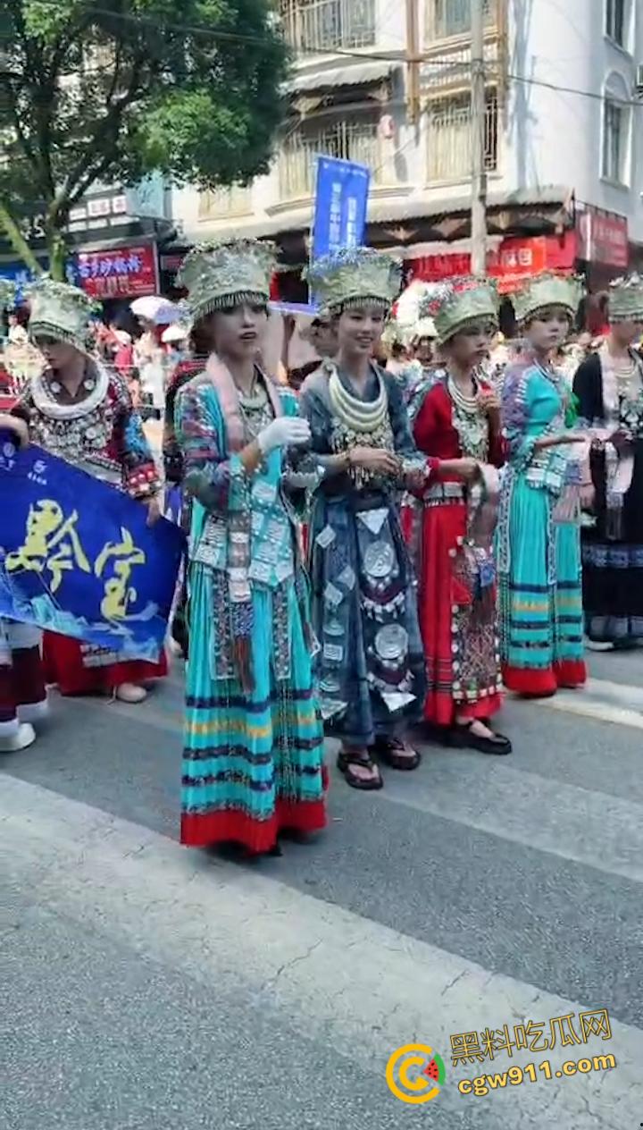 贵州丹寨县龙泉镇中国非遗保护年会 ,非遗周大型非遗万人盛装巡演,非遗瑰宝代代传,场面壮观精彩绝伦震撼人心!-7