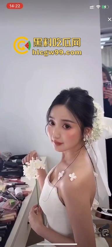 直播新赛道!新娘化妆走光,极品小姐姐奶头完全展现,流量密码被你拿捏的死死的-1