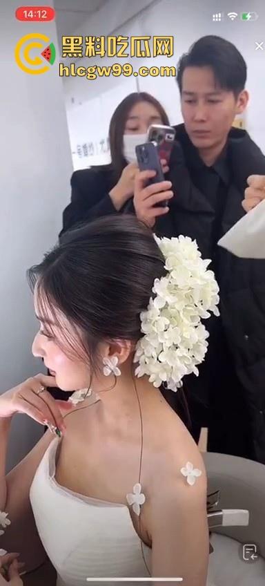 直播新赛道!新娘化妆走光,极品小姐姐奶头完全展现,流量密码被你拿捏的死死的-3