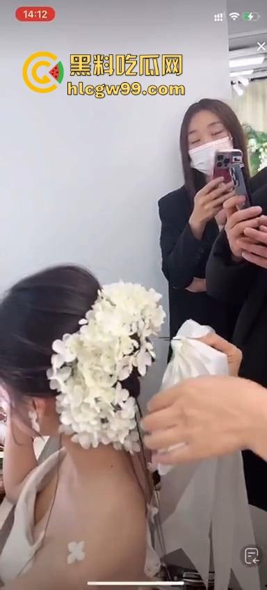直播新赛道!新娘化妆走光,极品小姐姐奶头完全展现,流量密码被你拿捏的死死的-4