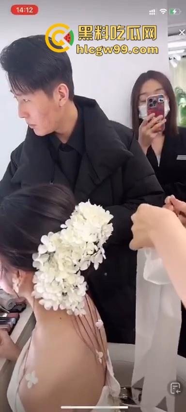 直播新赛道!新娘化妆走光,极品小姐姐奶头完全展现,流量密码被你拿捏的死死的-5