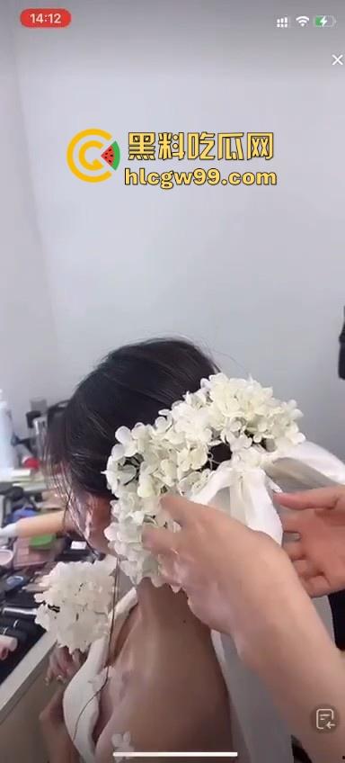 直播新赛道!新娘化妆走光,极品小姐姐奶头完全展现,流量密码被你拿捏的死死的-8