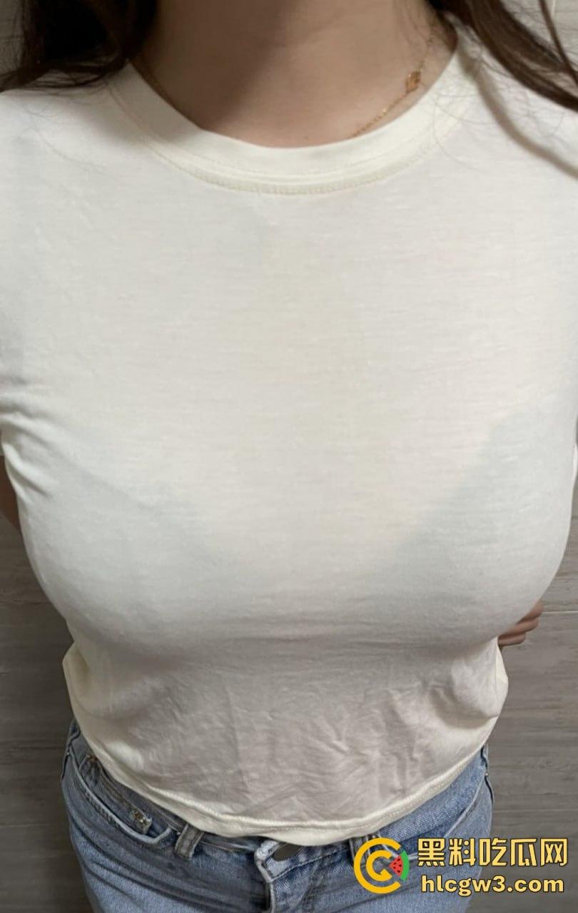 杭州极品骚货人妻【雪莉】大肚婆性欲爆表,浴室湿身口交狂舔,后入猛干无套中出,浴室爆操视频意外流出!-17