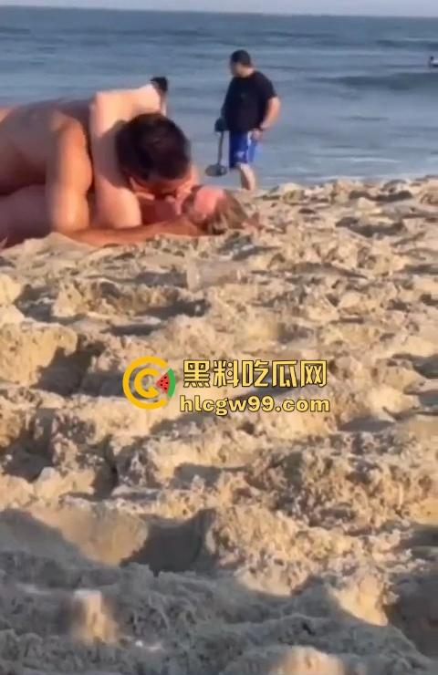 公共沙滩变成人体交配现场,老外光天化日下当着孩子面直接操逼,老黑直接上去用水泼降温警告!-1