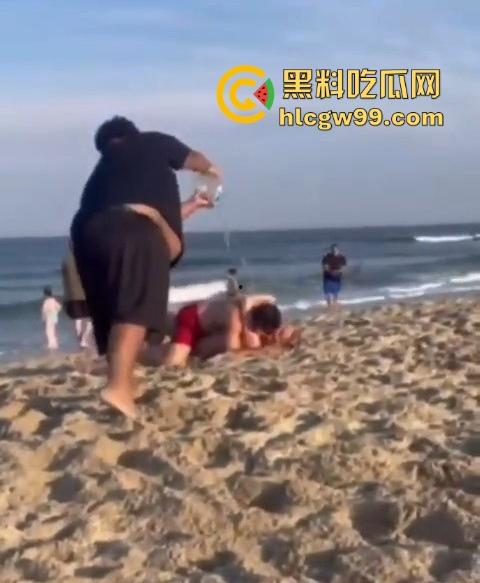 公共沙滩变成人体交配现场,老外光天化日下当着孩子面直接操逼,老黑直接上去用水泼降温警告!-2