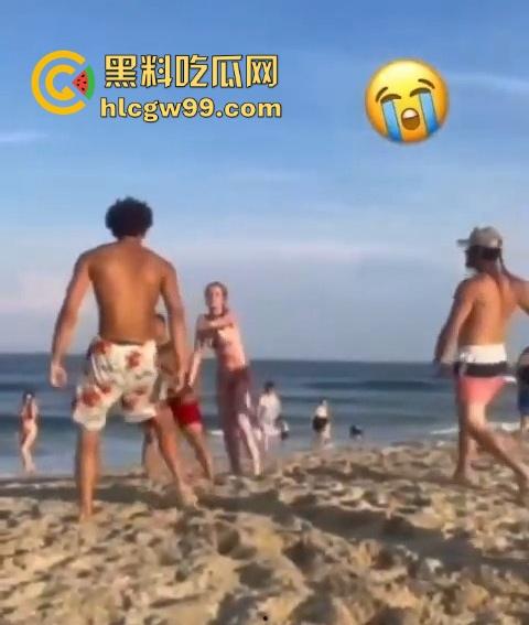 公共沙滩变成人体交配现场,老外光天化日下当着孩子面直接操逼,老黑直接上去用水泼降温警告!-3