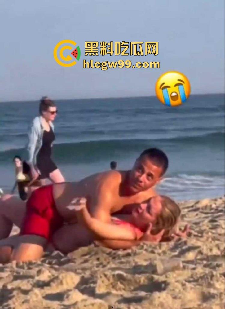 公共沙滩变成人体交配现场,老外光天化日下当着孩子面直接操逼,老黑直接上去用水泼降温警告!-7
