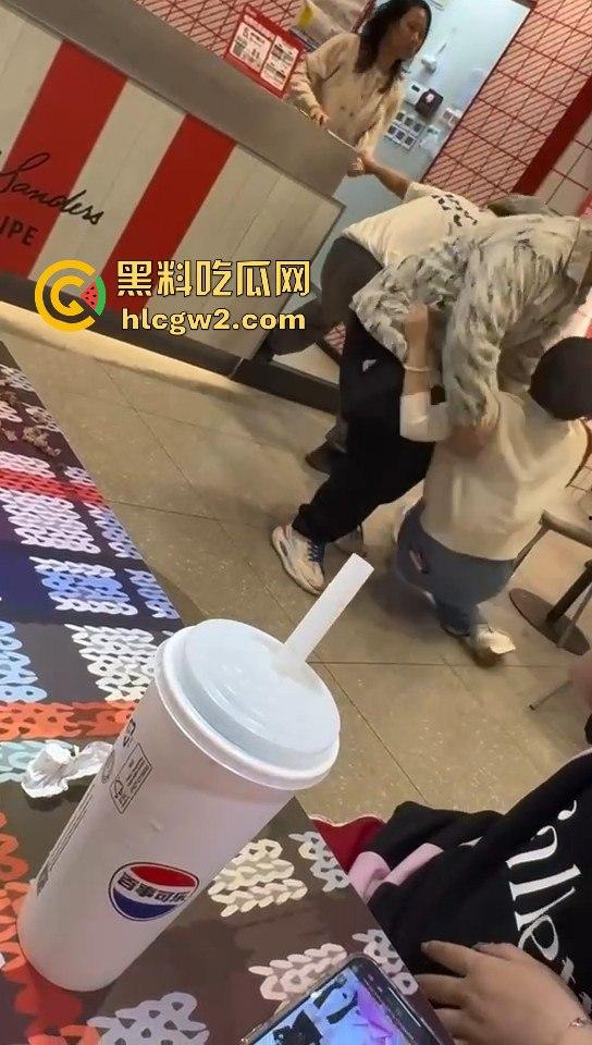 巾帼不让须眉!疯狂星期四吃个炸鸡,竟目睹两女打架,过肩摔动作猛得像摔跤比赛,V50还能免费看节目?-3