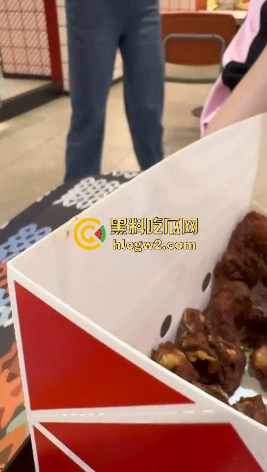 巾帼不让须眉!疯狂星期四吃个炸鸡,竟目睹两女打架,过肩摔动作猛得像摔跤比赛,V50还能免费看节目?-4