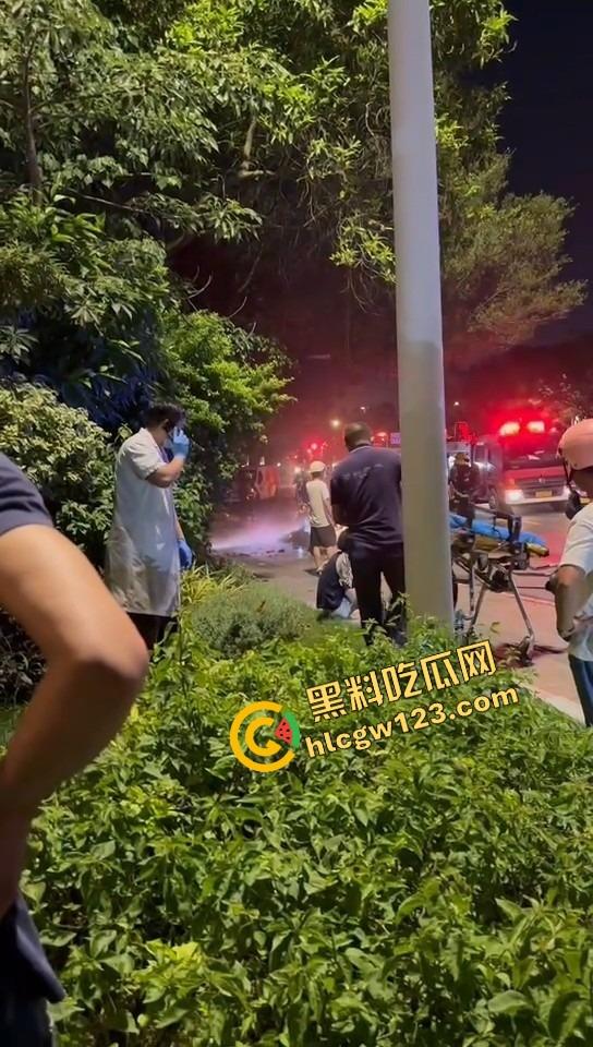 女骑电摩骑出火力全开模式,车子骑着骑着自燃直接把裤子烧没了,当场草地打滚成辣妹火焰鸡!-2