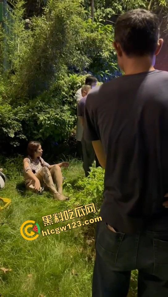 女骑电摩骑出火力全开模式,车子骑着骑着自燃直接把裤子烧没了,当场草地打滚成辣妹火焰鸡!-3