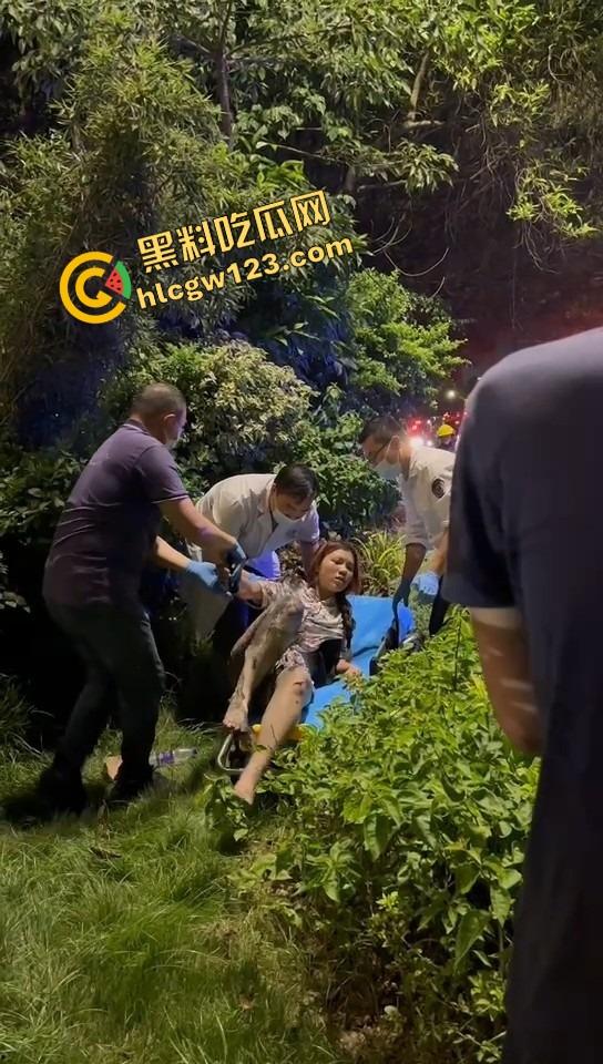 女骑电摩骑出火力全开模式,车子骑着骑着自燃直接把裤子烧没了,当场草地打滚成辣妹火焰鸡!-4