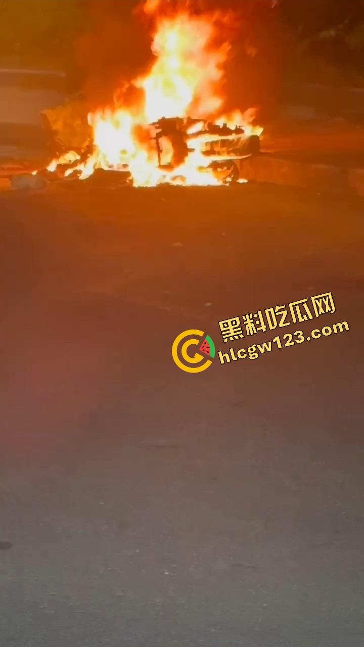 女骑电摩骑出火力全开模式,车子骑着骑着自燃直接把裤子烧没了,当场草地打滚成辣妹火焰鸡!-6