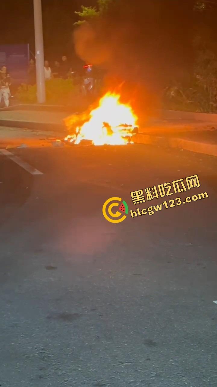 女骑电摩骑出火力全开模式,车子骑着骑着自燃直接把裤子烧没了,当场草地打滚成辣妹火焰鸡!-7