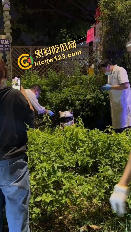 女骑电摩骑出火力全开模式,车子骑着骑着自燃直接把裤子烧没了,当场草地打滚成辣妹火焰鸡!-9