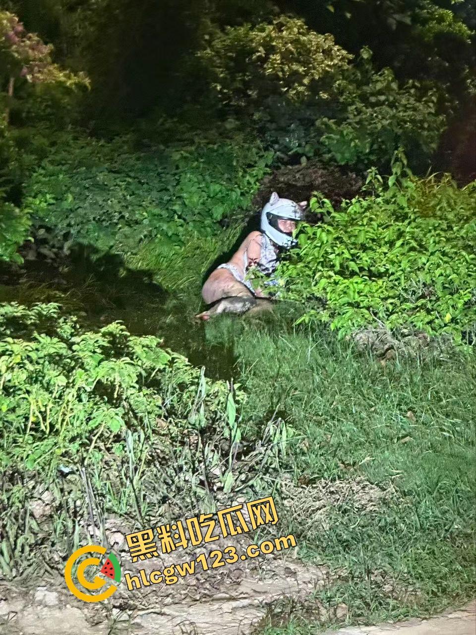 女骑电摩骑出火力全开模式,车子骑着骑着自燃直接把裤子烧没了,当场草地打滚成辣妹火焰鸡!-12