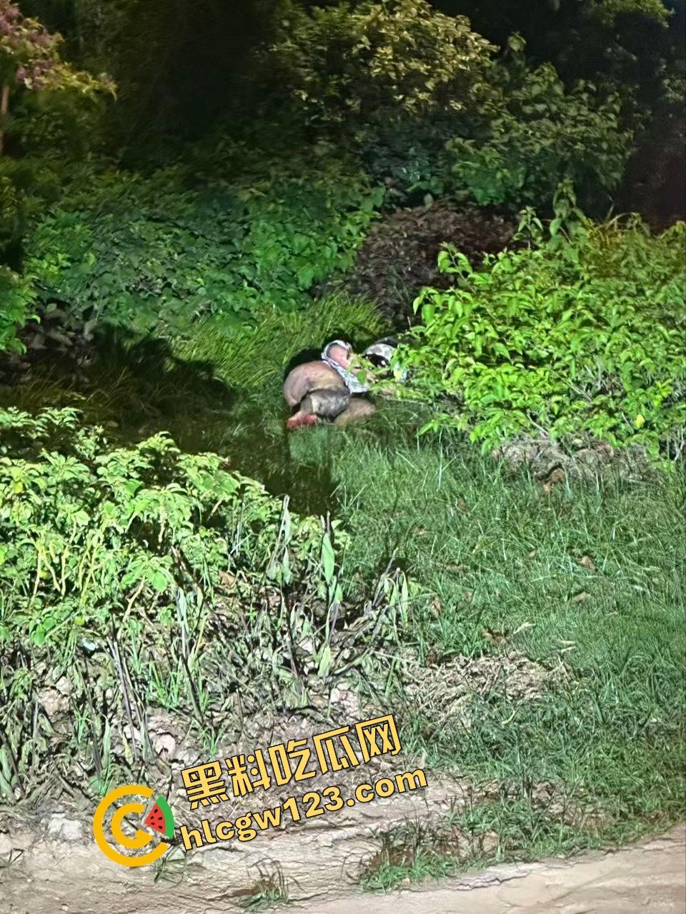 女骑电摩骑出火力全开模式,车子骑着骑着自燃直接把裤子烧没了,当场草地打滚成辣妹火焰鸡!-13