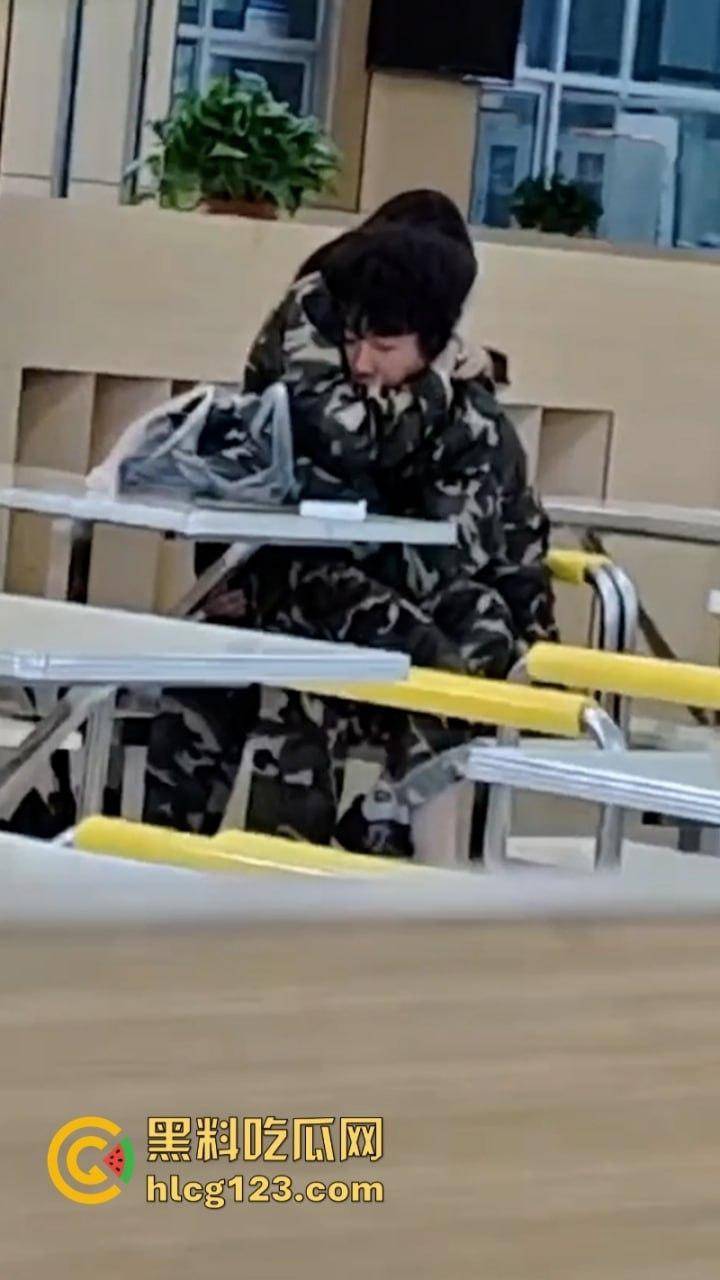 大一新生军训间隙在食堂亲亲我我又舔又摸 这是把食堂当酒店了吗！-9