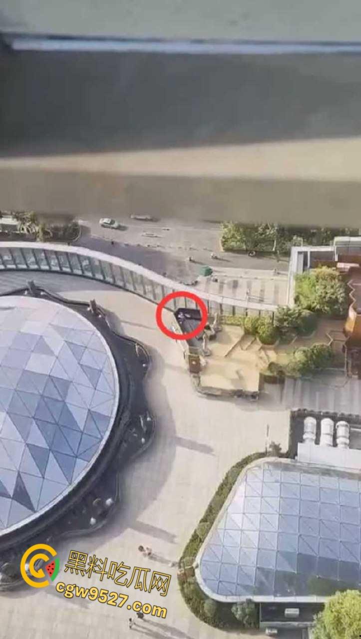 北京工业大学体育馆，一男女上演吃鸡大戏，女主含情脉脉的吞吐着大屌，大白天的两人毫不畏惧羞涩 ！-3