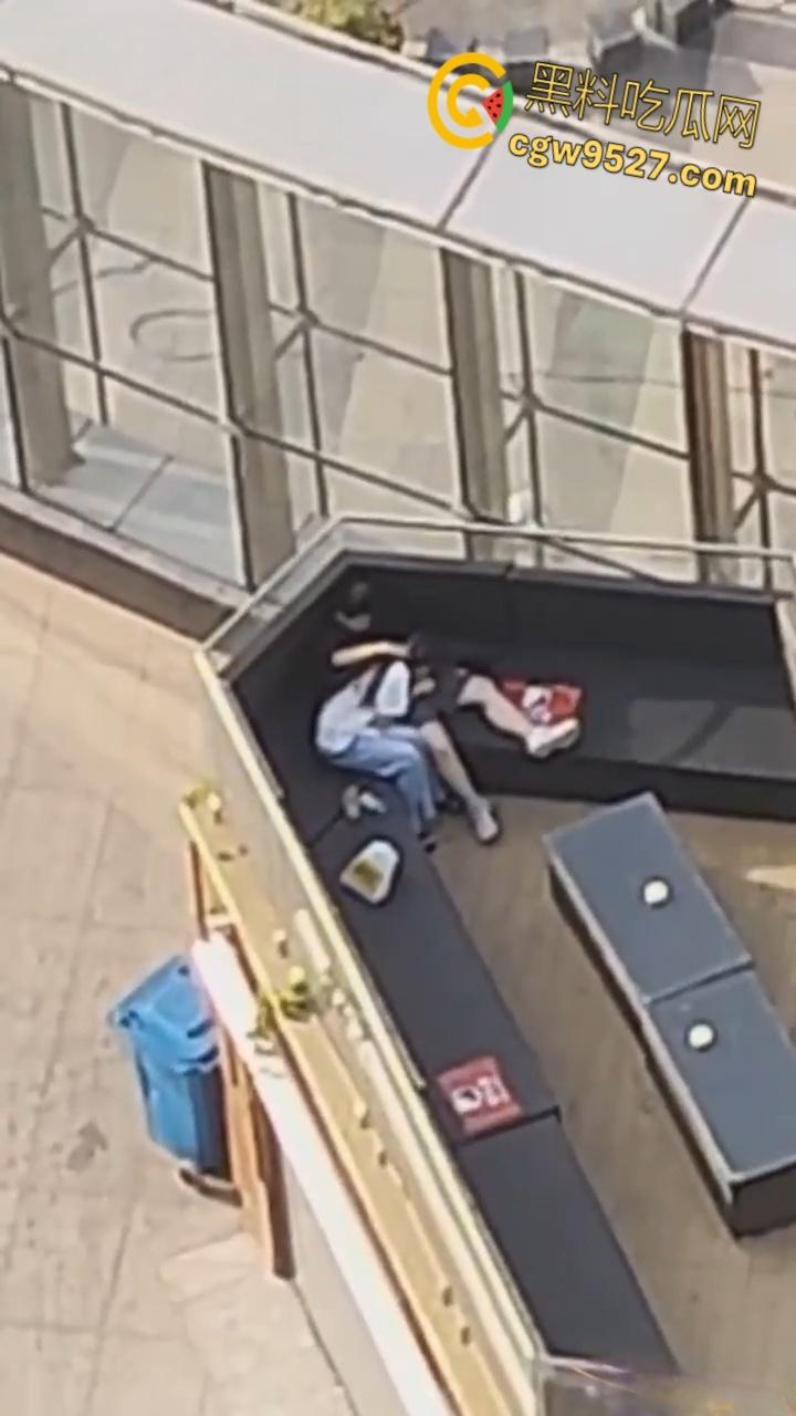 北京工业大学体育馆，一男女上演吃鸡大戏，女主含情脉脉的吞吐着大屌，大白天的两人毫不畏惧羞涩 ！-6