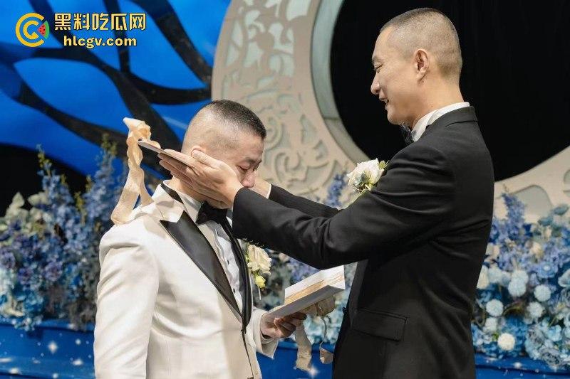 菊花一紧:成都北湖筵禧gay婚现场视频流出 打破世俗勇敢合体 男男亲亲有点怪怪的-13
