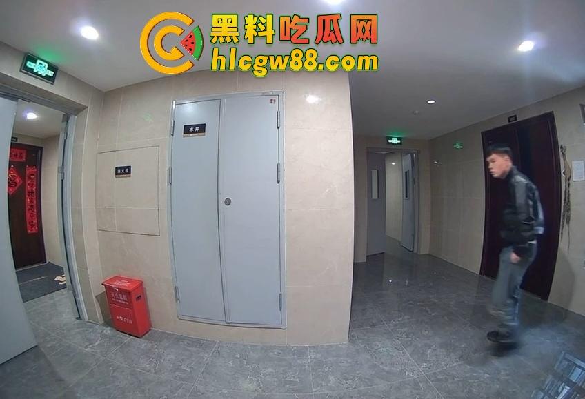 山东小区惊现饿疯贼娃子,大白天溜门撬锁,被发现撒腿就跑,半路还蹲阳台偷看,咋的?饿到不死心?-6