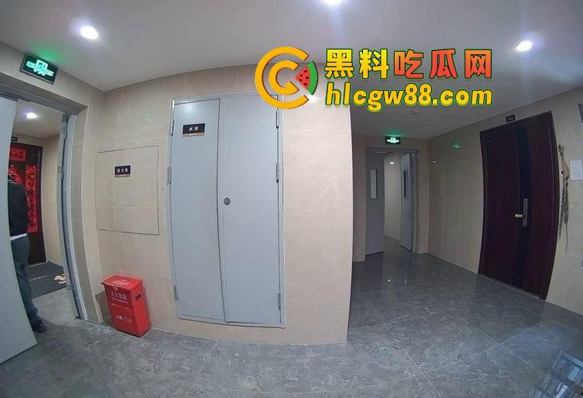 山东小区惊现饿疯贼娃子,大白天溜门撬锁,被发现撒腿就跑,半路还蹲阳台偷看,咋的?饿到不死心?-9