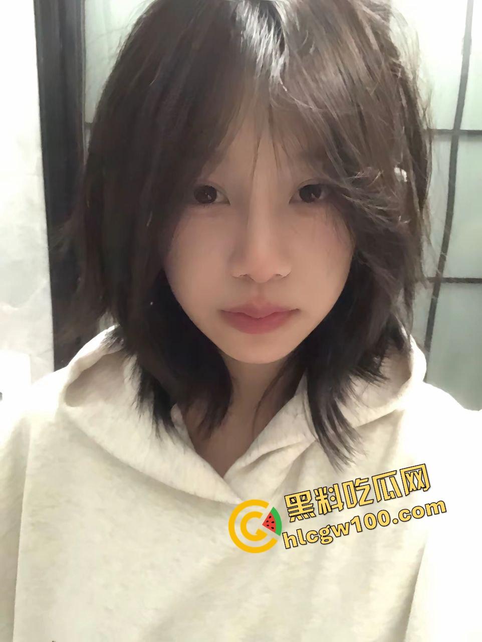 中南林业科技清纯反差学生妹【覃思婕】淫荡吃鸡巴口交被曝,大哥摸脚调情后怼嫩逼骚臀!独家曝光流出!-1