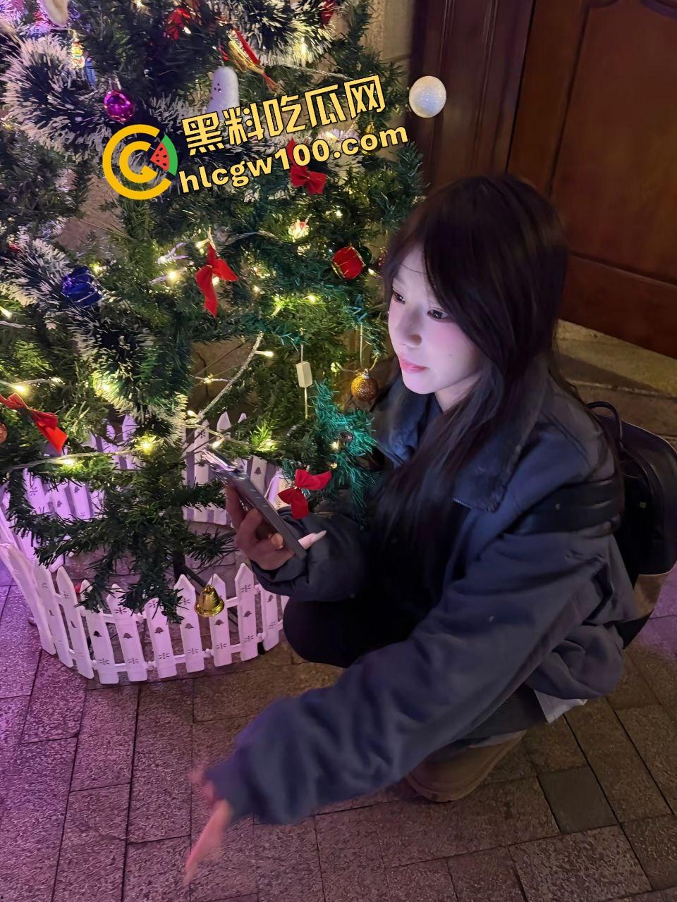 中南林业科技清纯反差学生妹【覃思婕】淫荡吃鸡巴口交被曝,大哥摸脚调情后怼嫩逼骚臀!独家曝光流出!-2