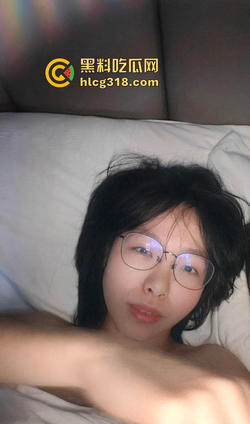 上海工商学院大一学妹【李瑶瑶】眼镜JK制服反差婊，隐藏蝴蝶逼已被玩黑，口交内射样样精通！-1