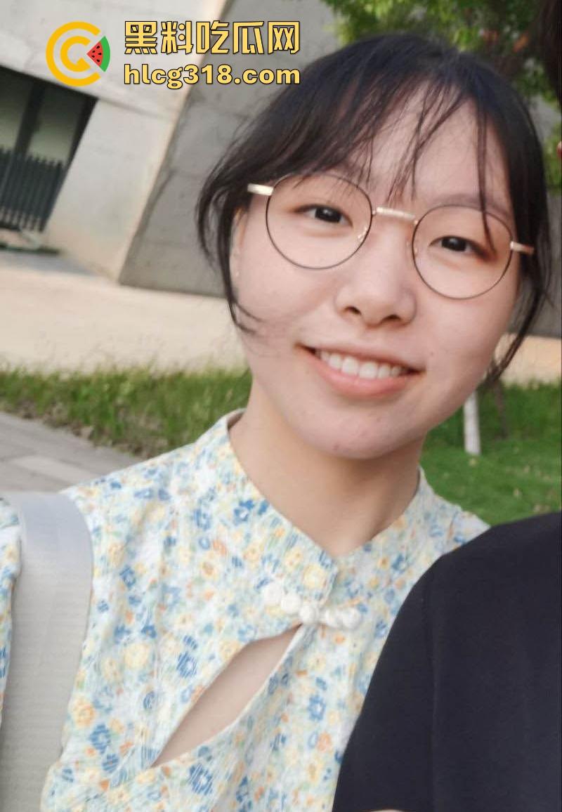 上海工商学院大一学妹【李瑶瑶】眼镜JK制服反差婊，隐藏蝴蝶逼已被玩黑，口交内射样样精通！-2