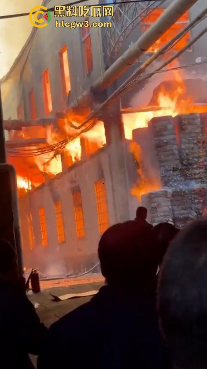 广东潮州星和纸箱厂夜间突发大火 现场浓烟滚滚热浪灼人 从早烧到黑 第一视角视频曝光 有人在喊“救命”？-6