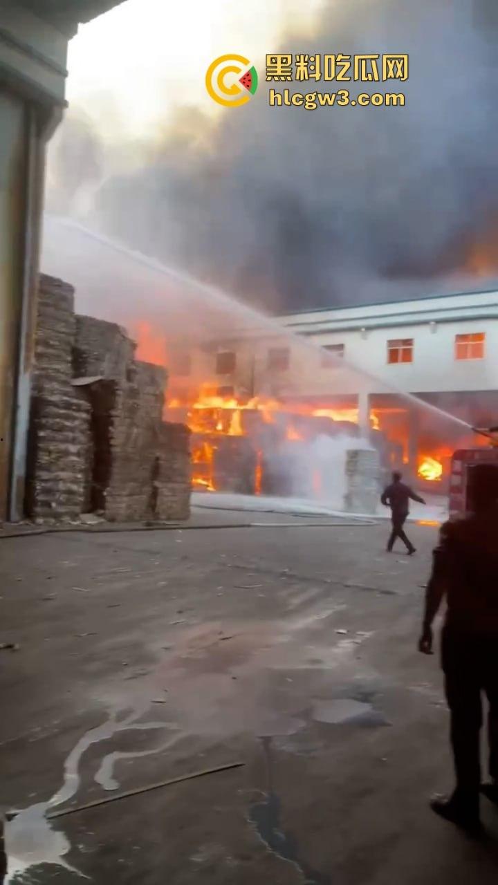 广东潮州星和纸箱厂夜间突发大火 现场浓烟滚滚热浪灼人 从早烧到黑 第一视角视频曝光 有人在喊“救命”？-7