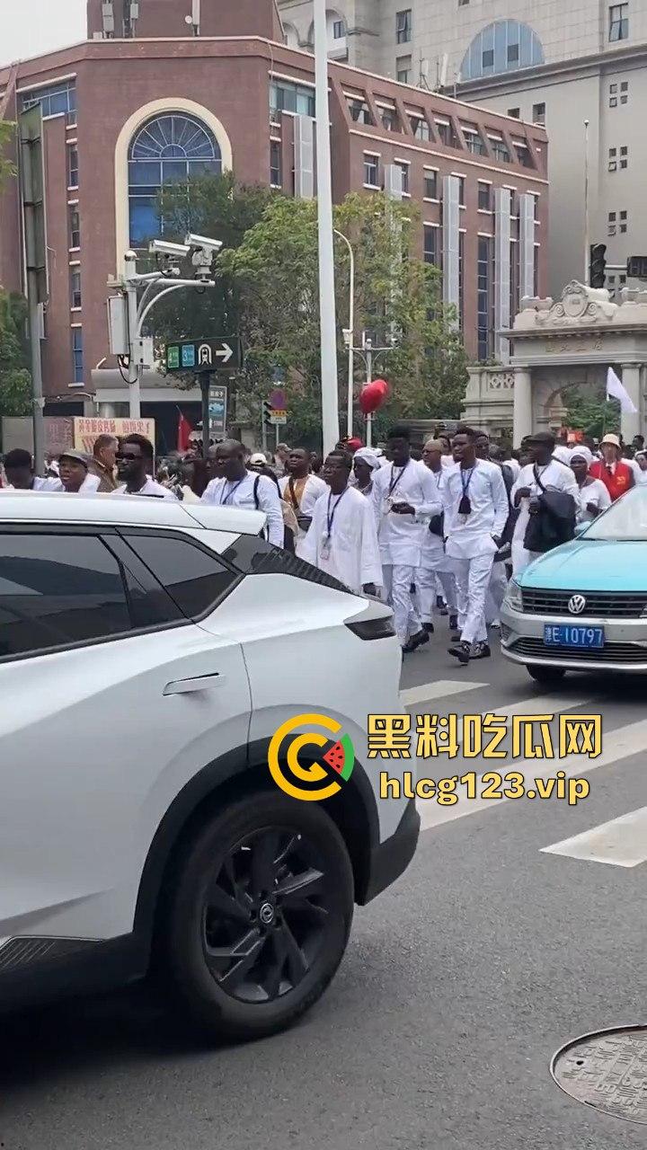 天津变黑人街？满大街全是黑哥们，非洲旅游团来考察，想当下一个广州？-1