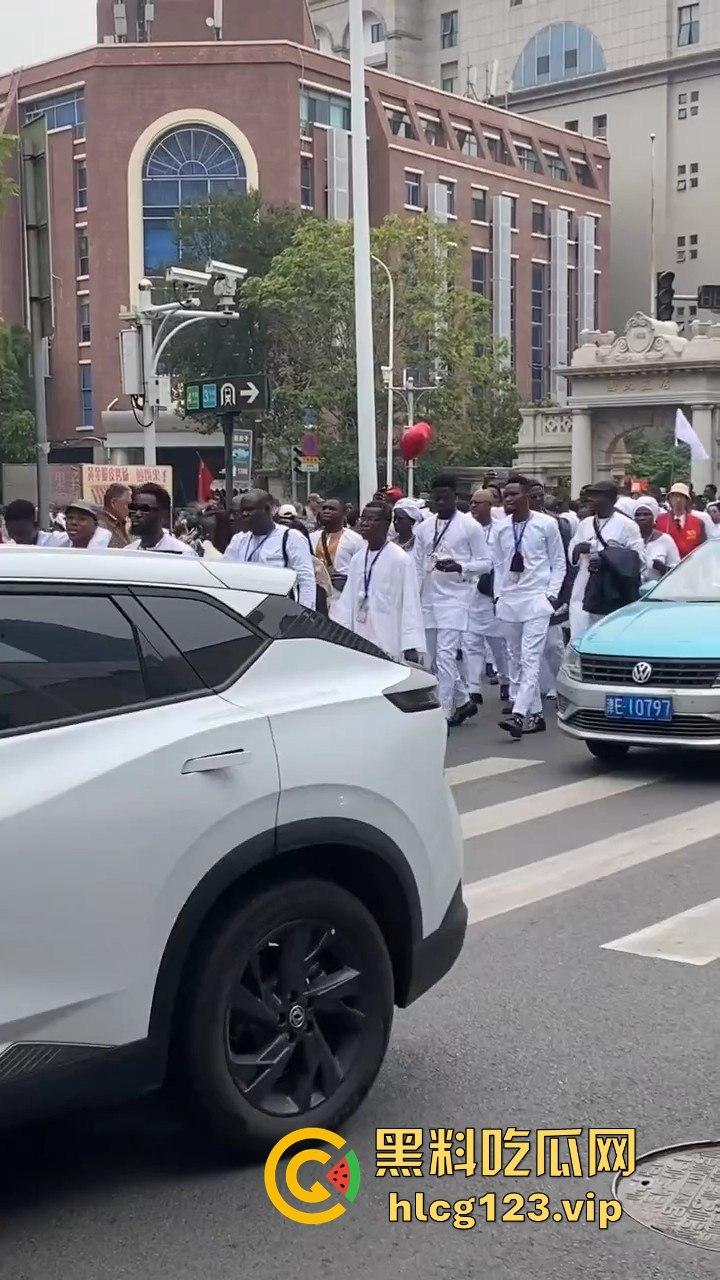 天津变黑人街？满大街全是黑哥们，非洲旅游团来考察，想当下一个广州？-2