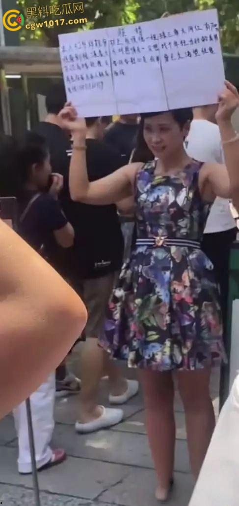 广东52岁富婆街头在线征婚大屌男,自称可给700万彩礼,骚逼常年未滋润渴望性爱,有意联系!-3