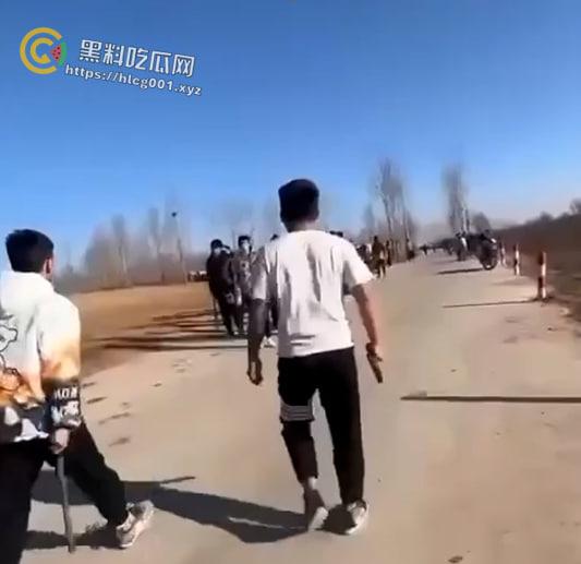 精神小伙战斗合集来了 国产小年轻群殴堪比古惑仔 现在的年轻人动起手真是不知道轻重-2