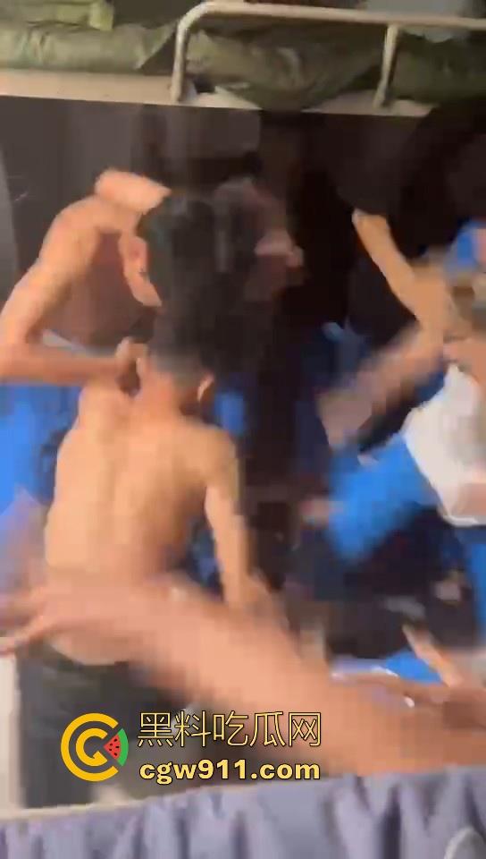 某职业学校宿舍爆发大型战斗,现场极其混乱,都是精神小伙拳拳到肉,感觉不到疼痛,堪称少林十八铜人!-1