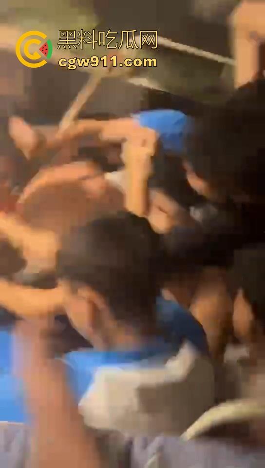 某职业学校宿舍爆发大型战斗,现场极其混乱,都是精神小伙拳拳到肉,感觉不到疼痛,堪称少林十八铜人!-2