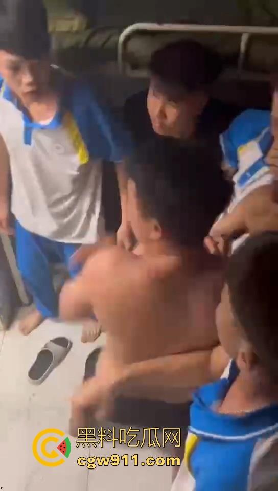 某职业学校宿舍爆发大型战斗,现场极其混乱,都是精神小伙拳拳到肉,感觉不到疼痛,堪称少林十八铜人!-3