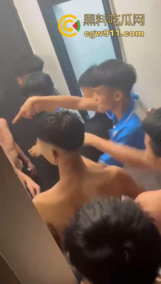 某职业学校宿舍爆发大型战斗,现场极其混乱,都是精神小伙拳拳到肉,感觉不到疼痛,堪称少林十八铜人!-4